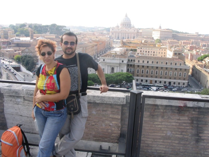 Yolanda y un servidor desde lo alto de la torre del Castillo de Sant'Angelo frente al escudo de Alejandro VI